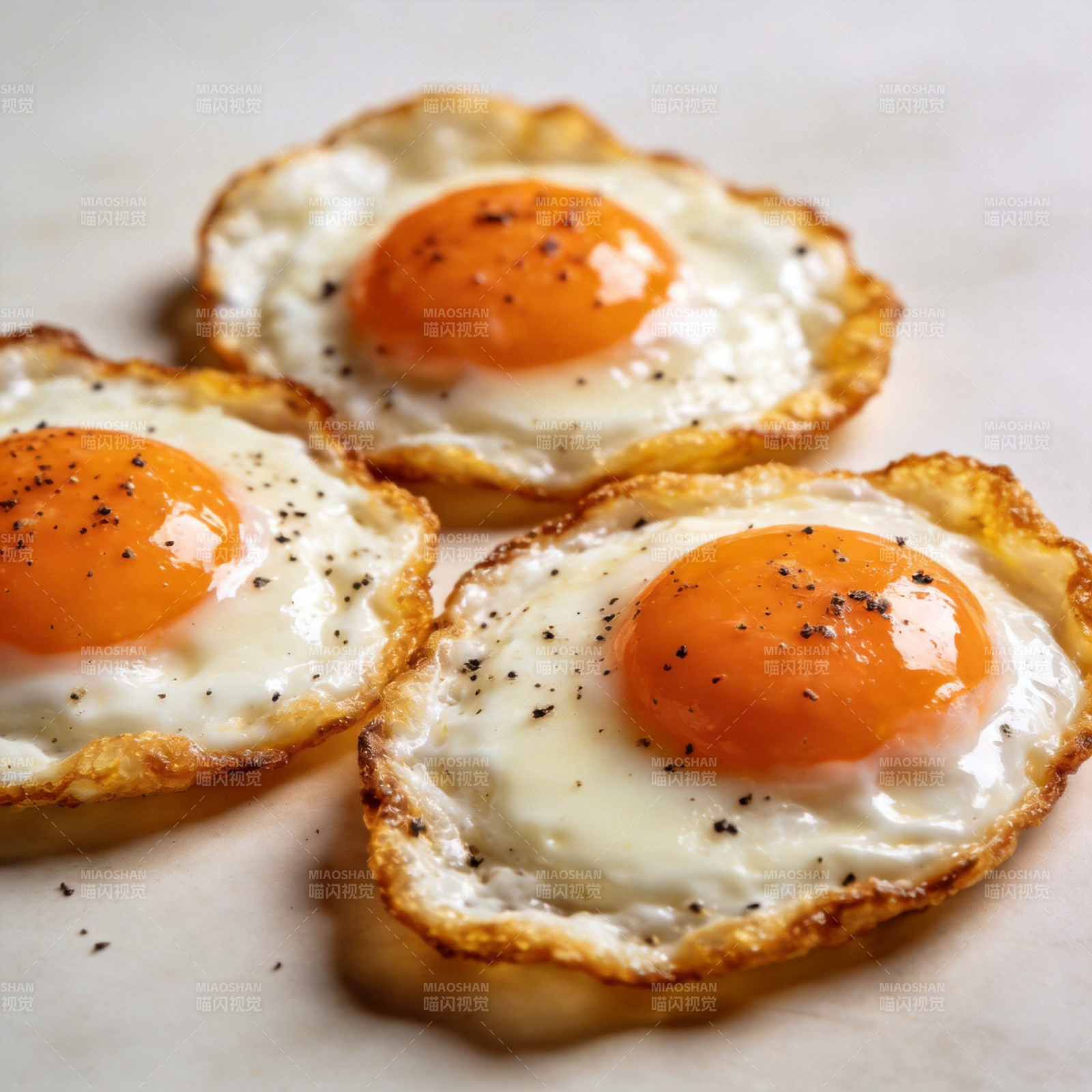煎蛋三颗 金黄诱人图片