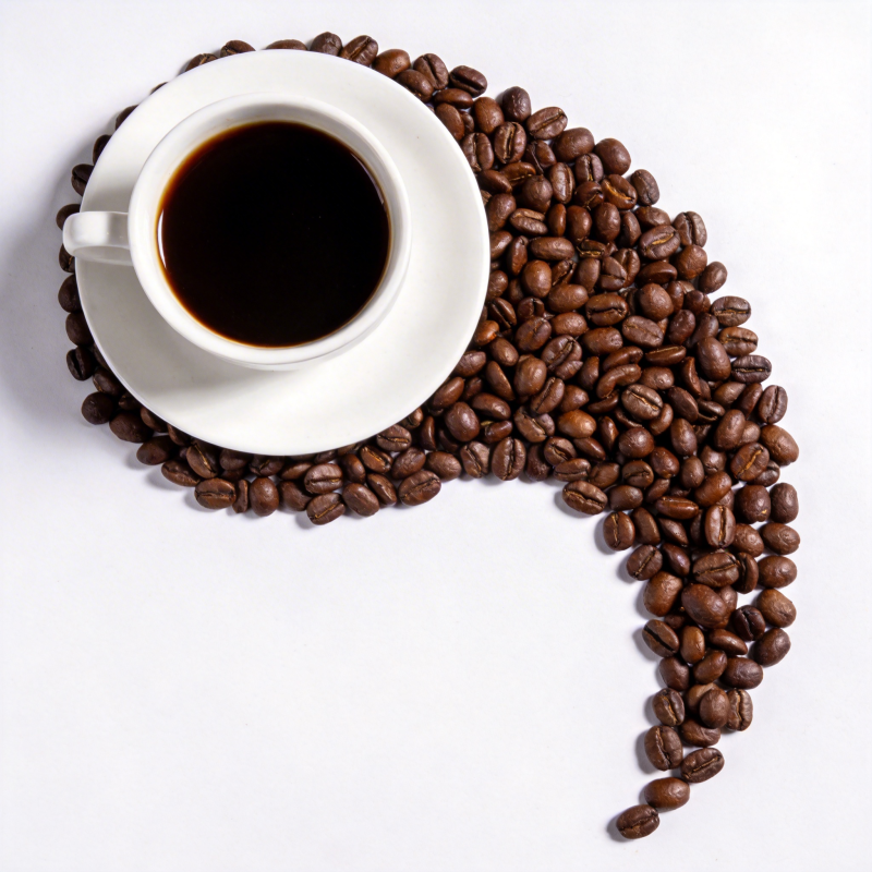 咖啡豆与杯中的黑咖啡图片