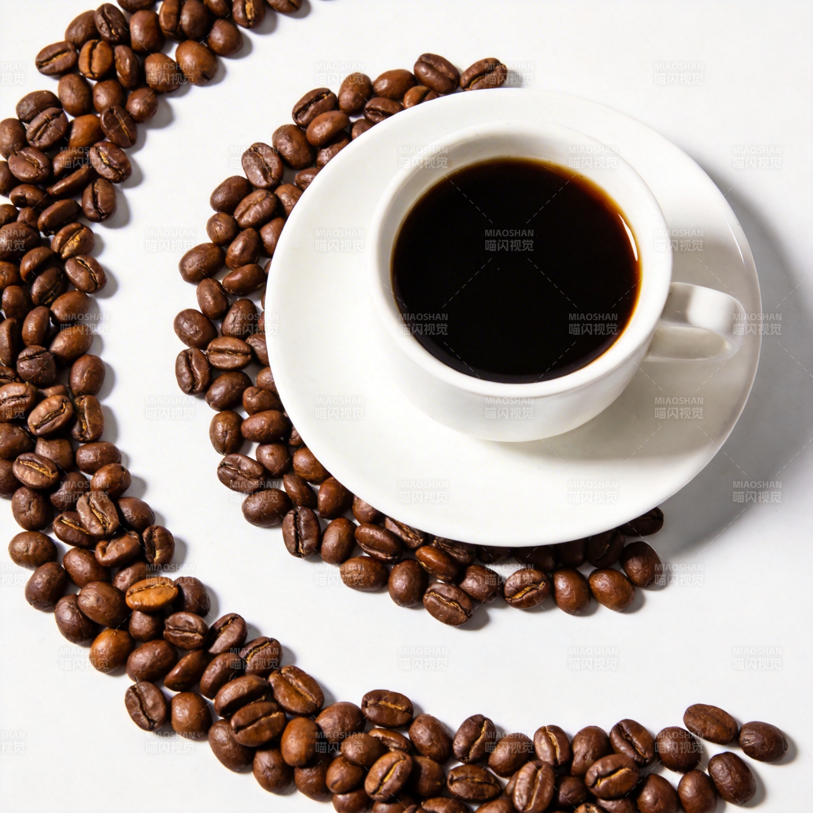 咖啡豆环绕的咖啡杯图片