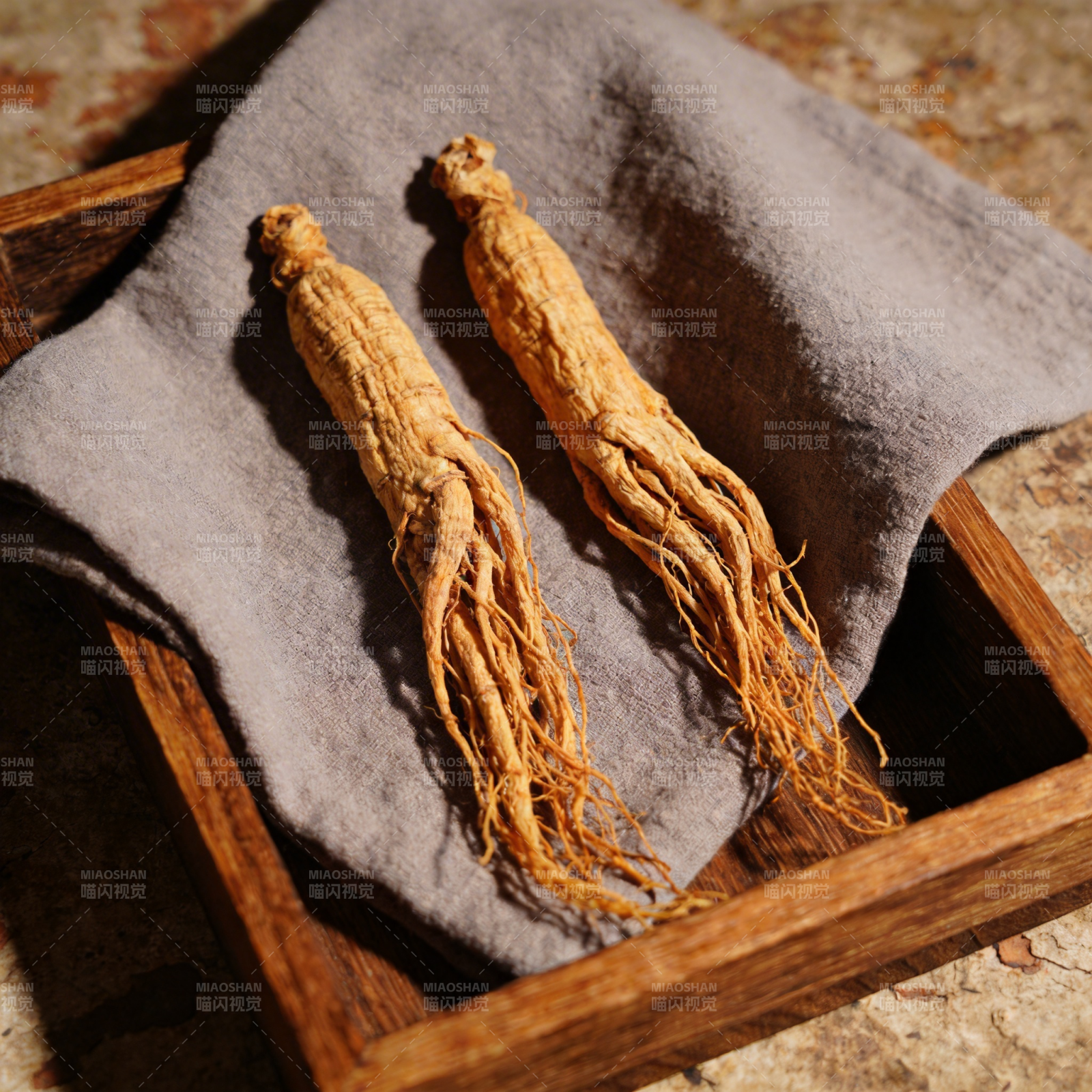 人参静置木盘中图片