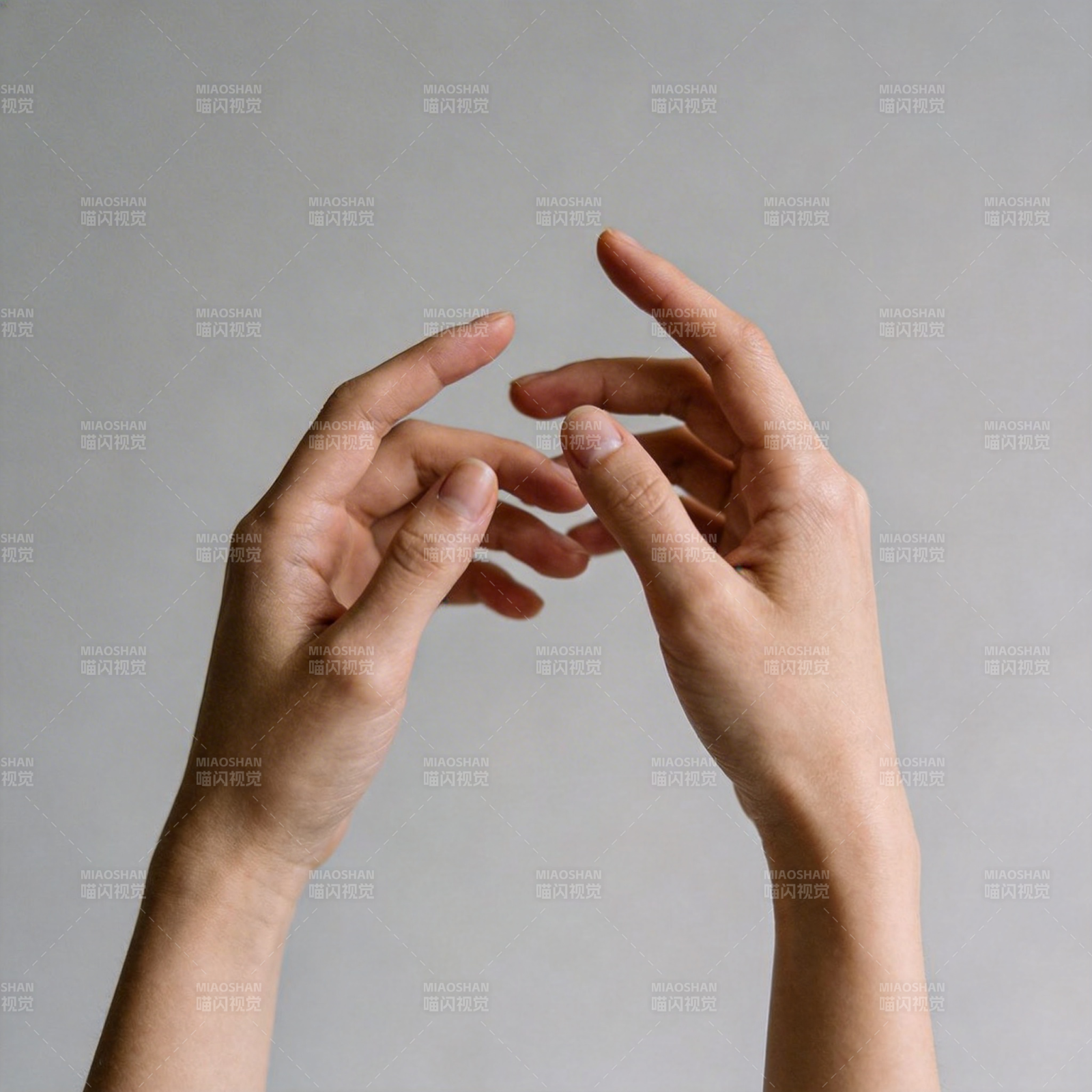 双手轻触 静谧之美图片