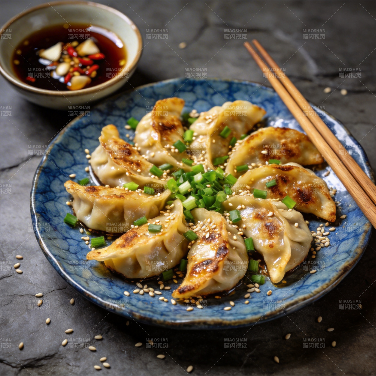 煎饺配蘸酱图片