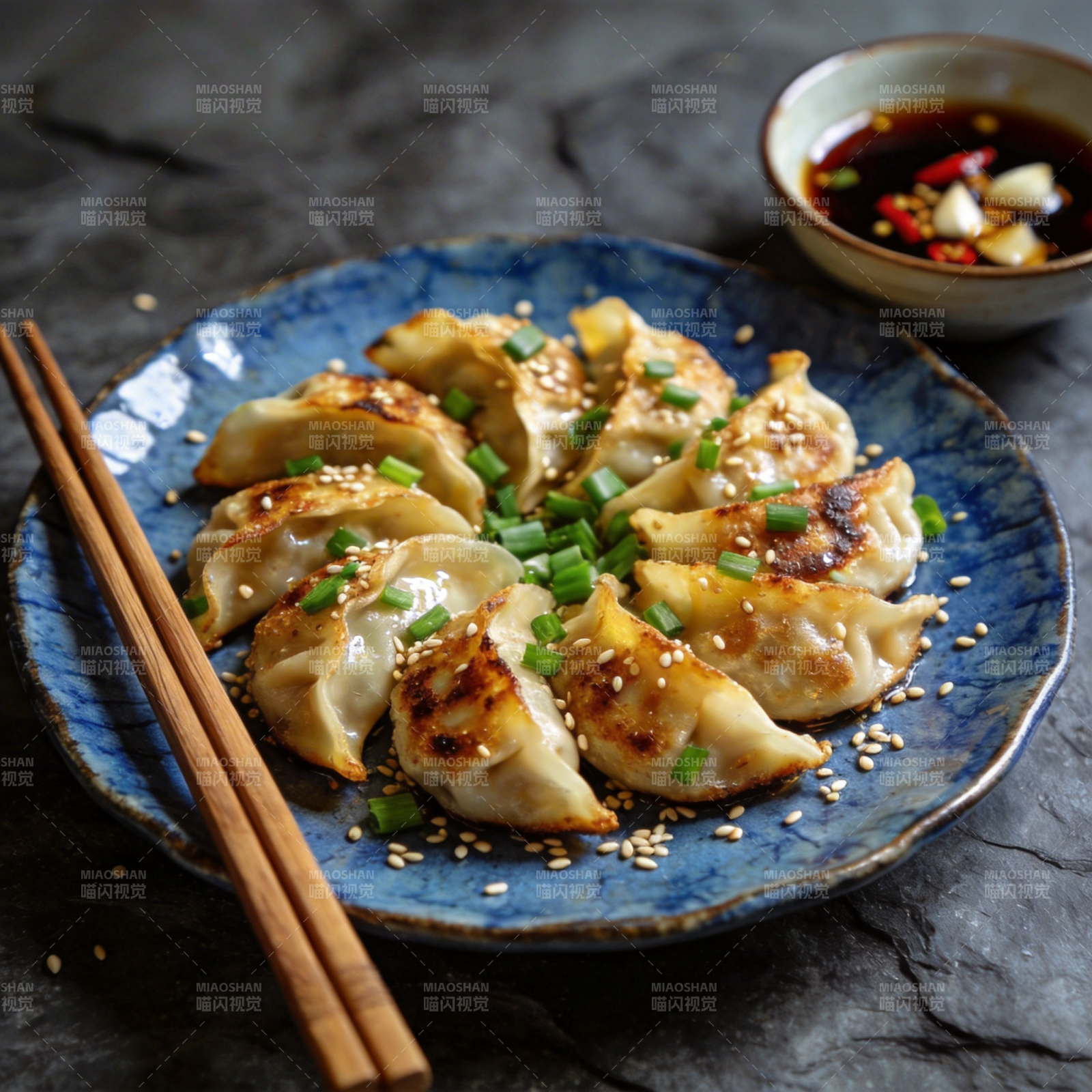 煎饺配蘸料图片