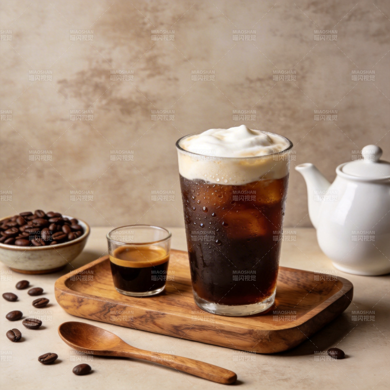 冰咖啡配奶油图片