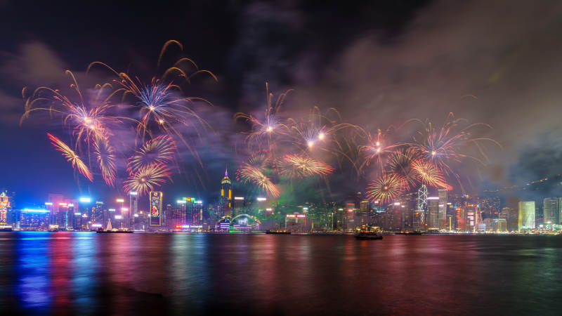 璀璨烟花映夜城图片