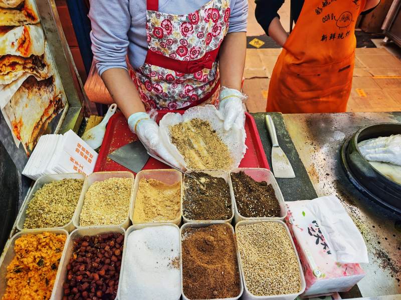 贵阳民生路好吃街的锅盔糍粑图片