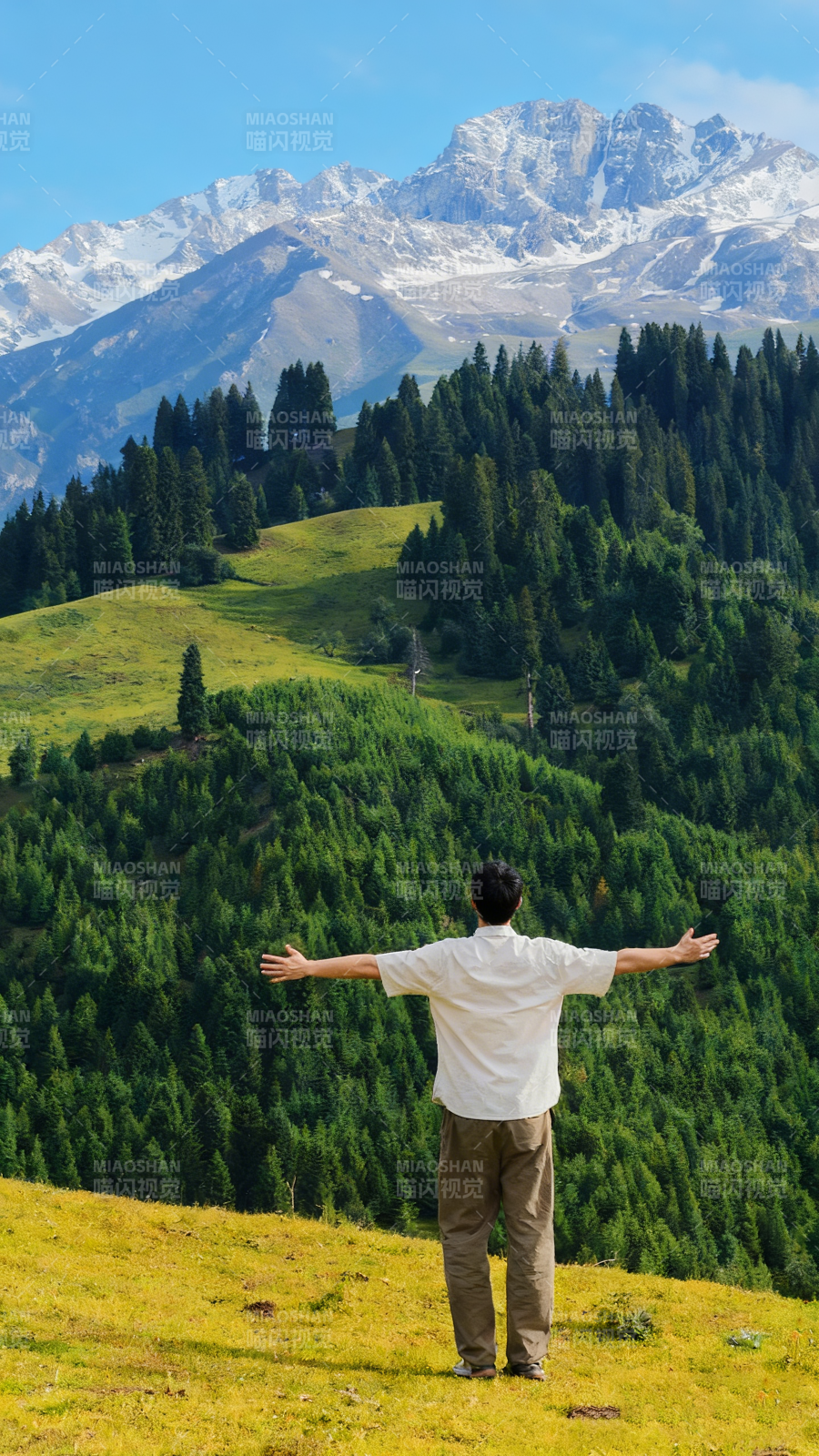 山巅拥抱自然图片