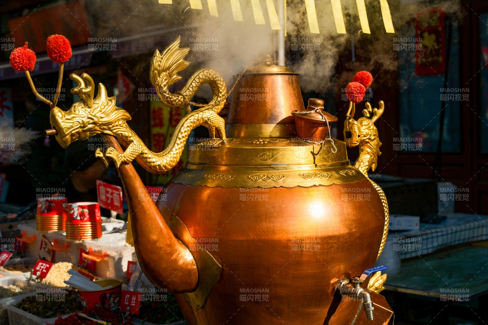天津杨柳青古镇龙形铜壶蒸腾热气图片