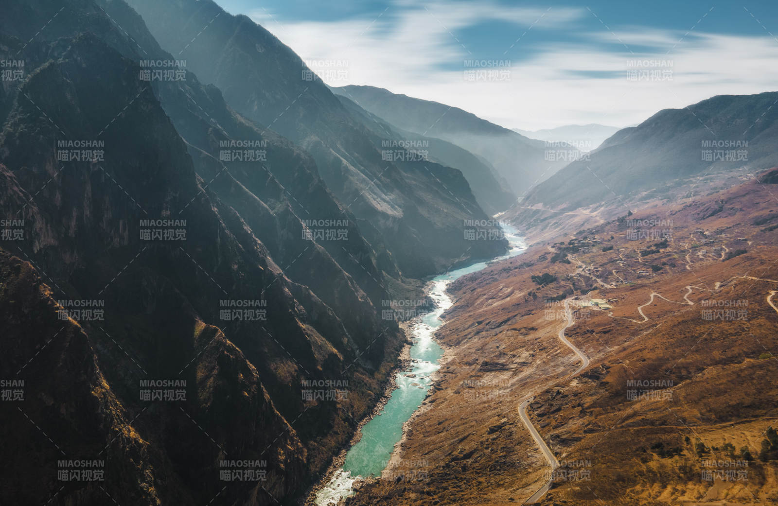 虎跳峡碧水映山峦图片