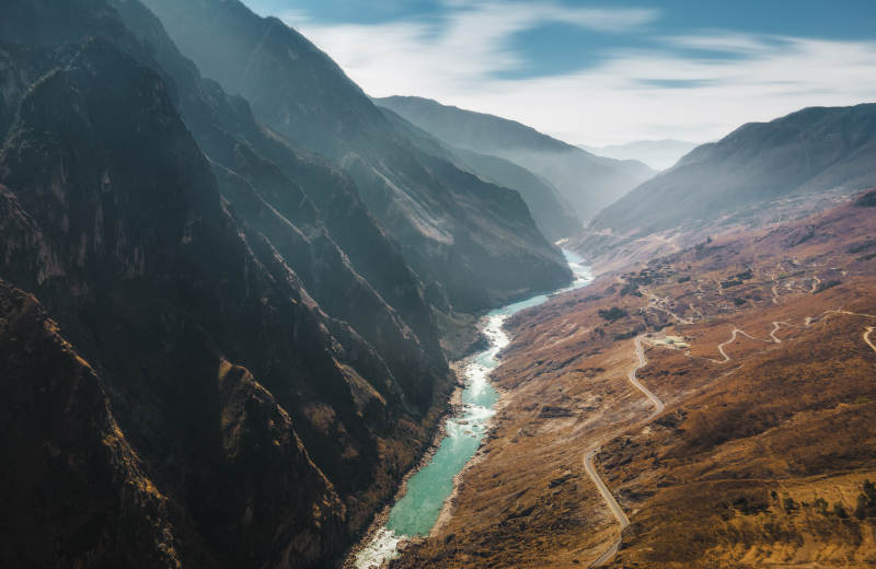 虎跳峡碧水映山峦图片