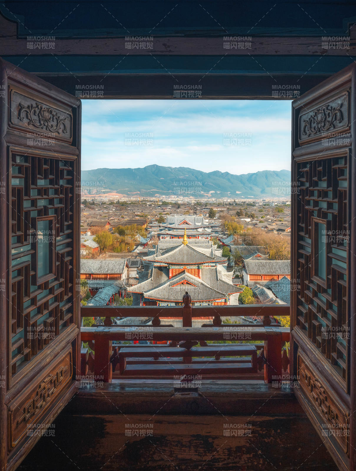 丽江木府古窗远望图图片