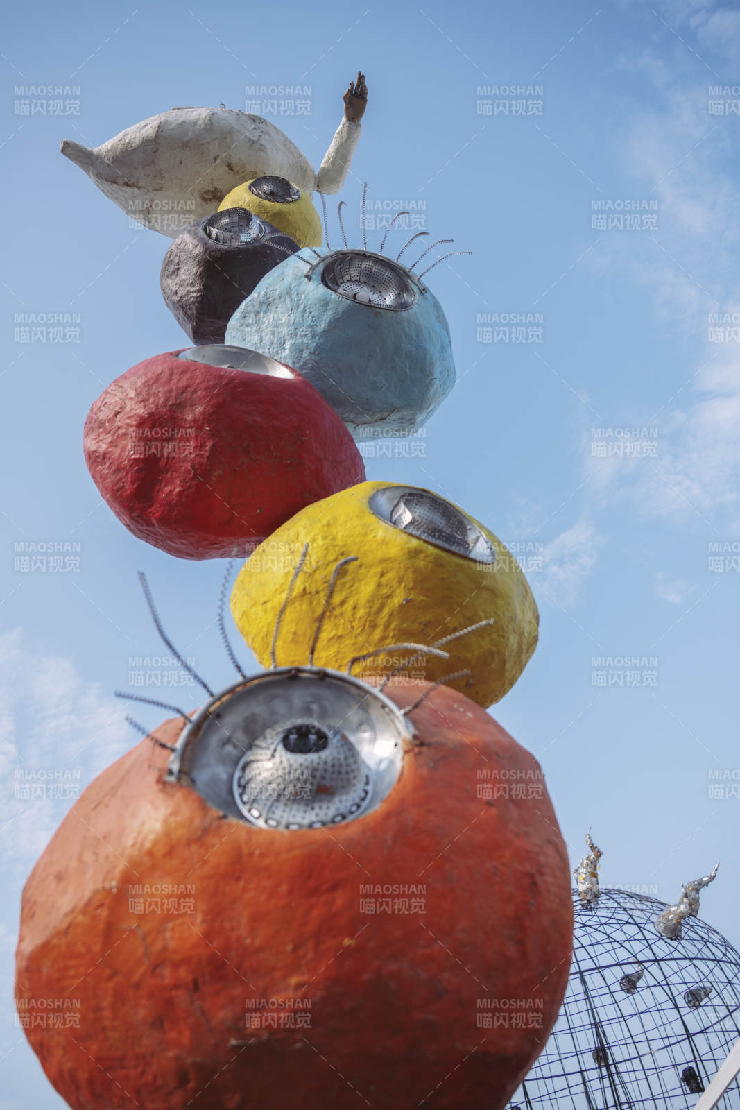 彩色眼球雕塑狂荒之地图片