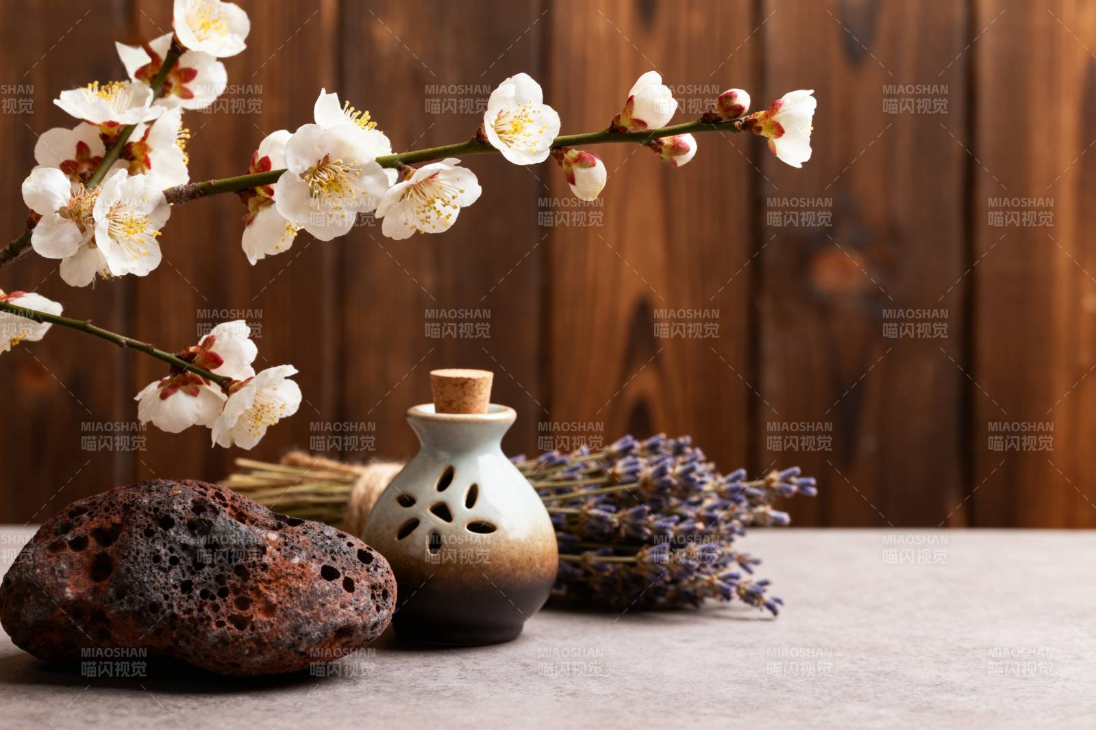 静物花枝与香薰图片