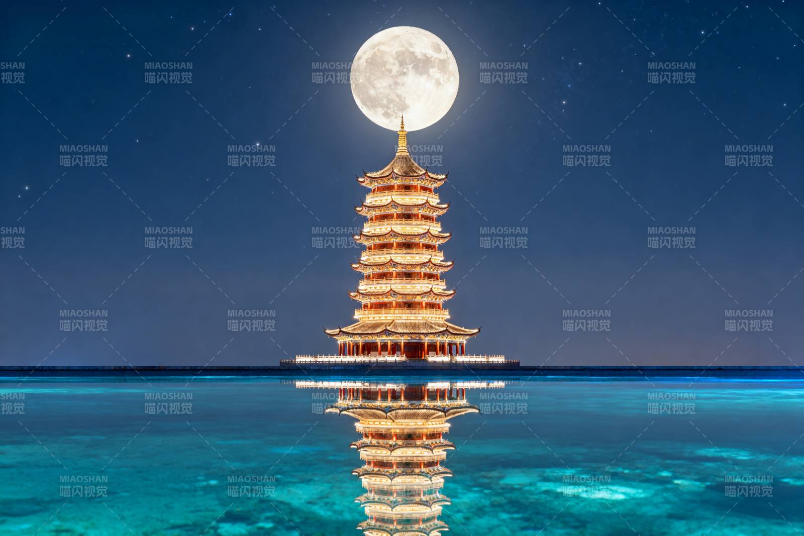 月照塔影水天间图片