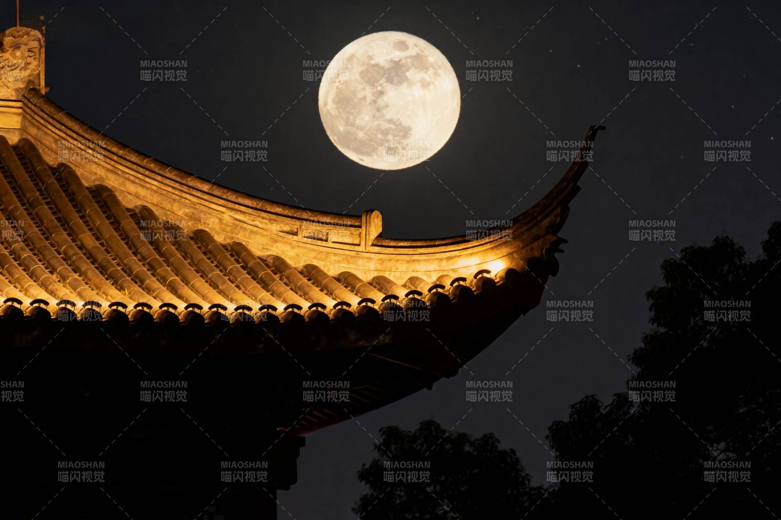 月下古檐图片