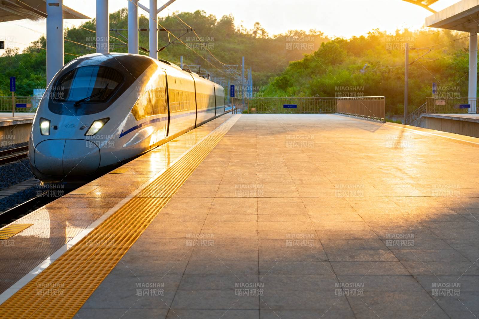 晨光中的高铁站图片