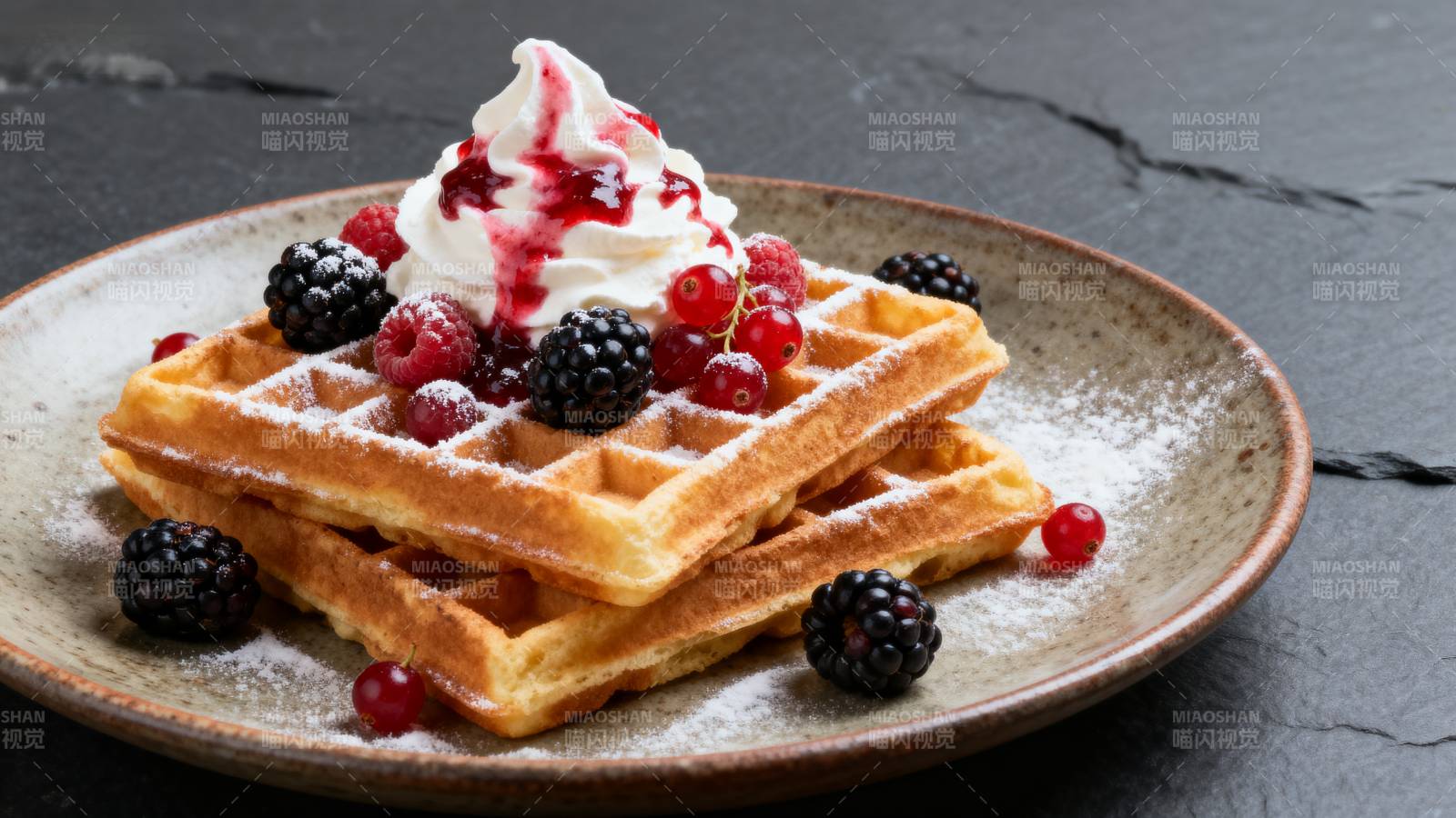莓果奶油华夫饼图片