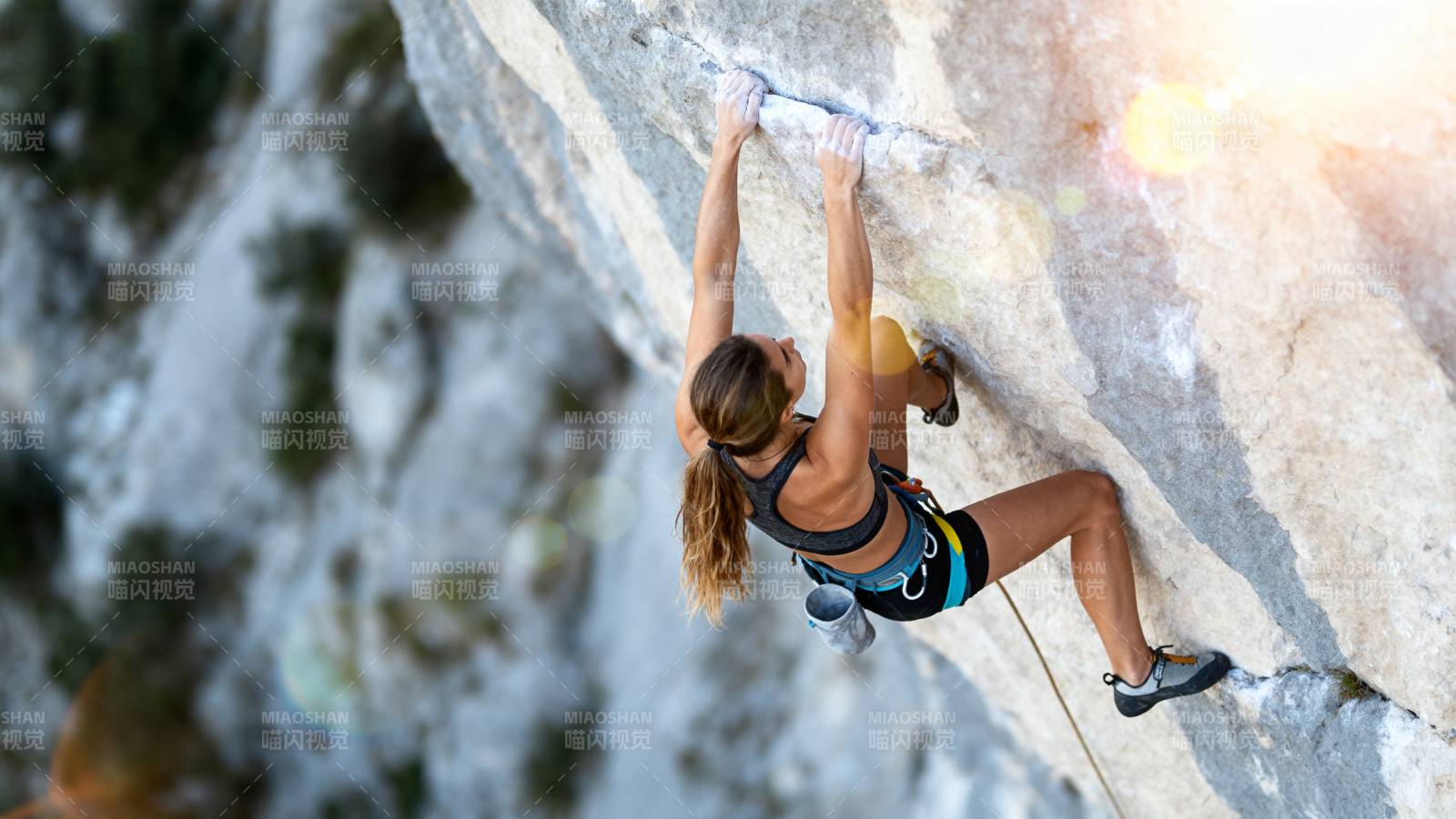 攀岩者征服峭壁图片