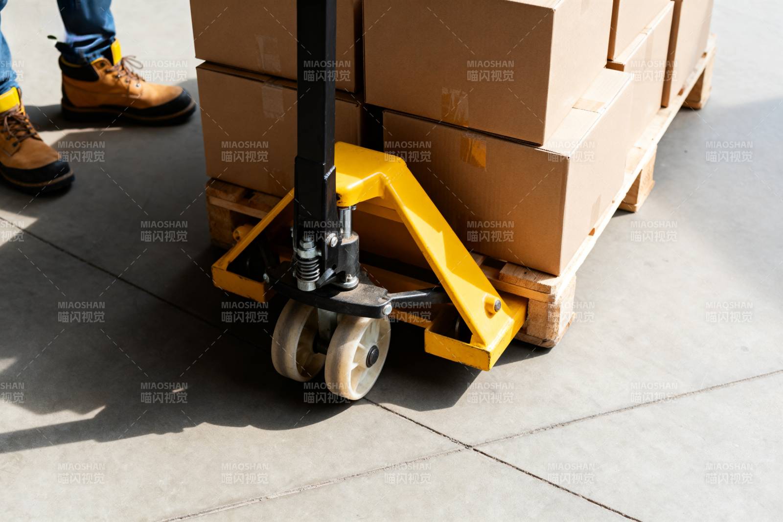 搬运工推着托盘车图片