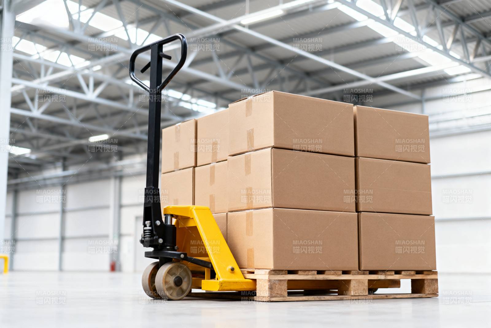 仓库搬运场景图片