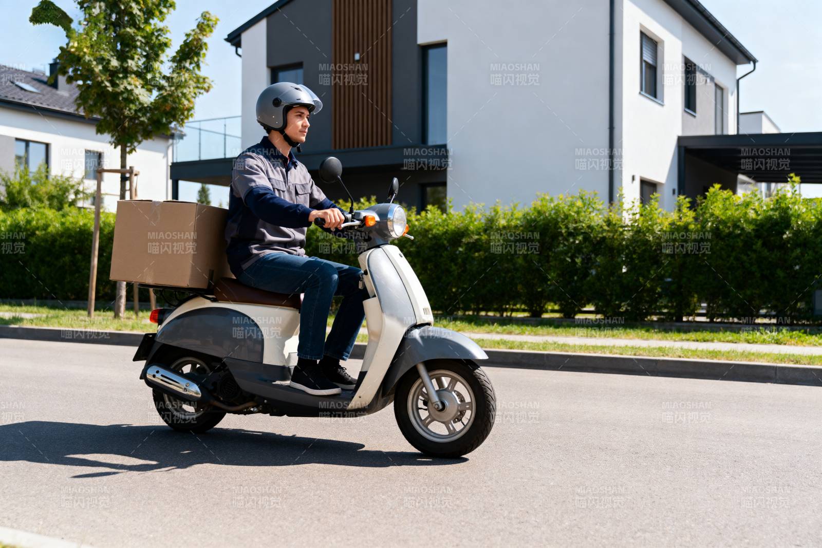 快递员骑电瓶车送件图片