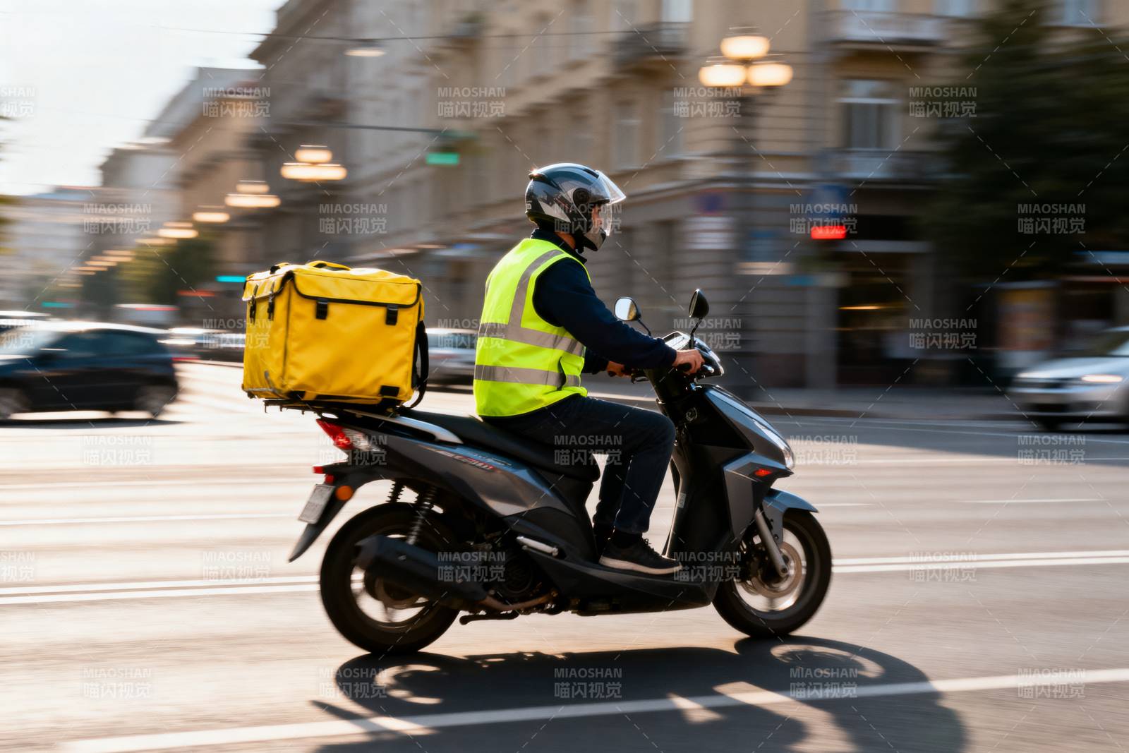 外卖骑手疾驰街头图片