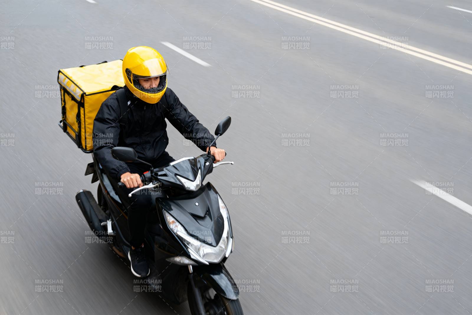 外卖骑手疾驰街头图片