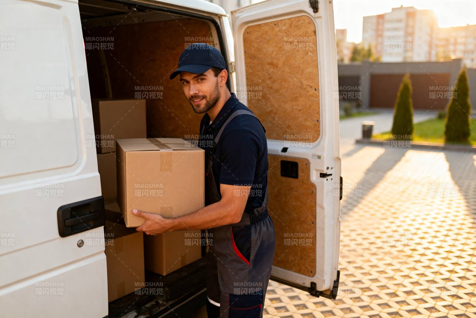 快递员搬运包裹图片