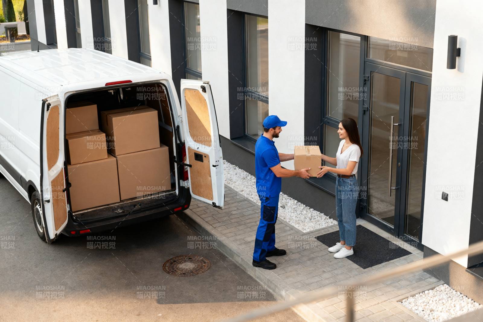 快递员送货上门图片