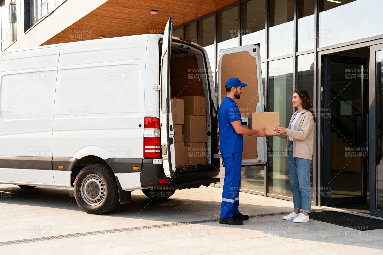 快递员送货上门图片