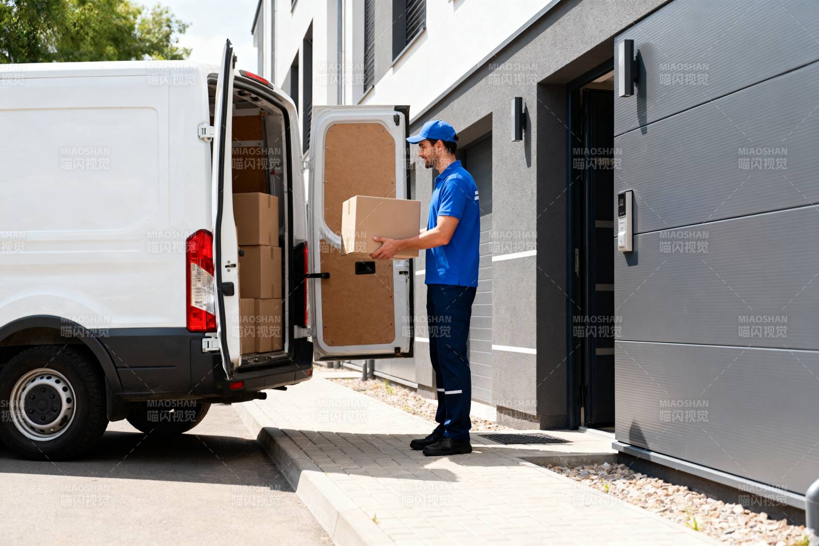 快递员送货上门图片