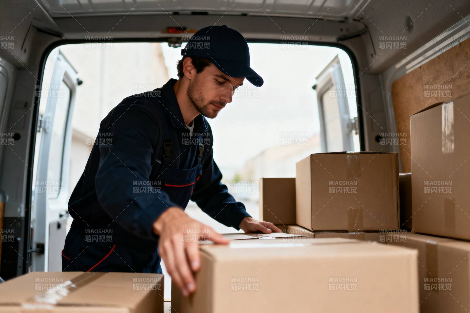 快递员装箱发货图片