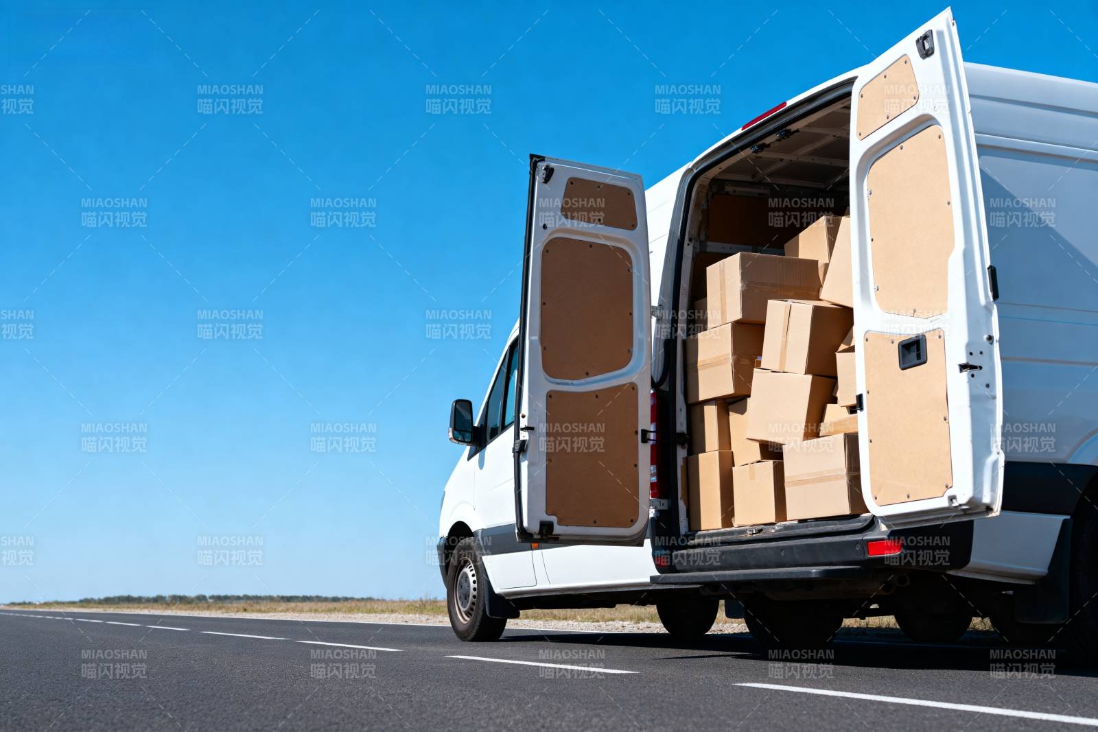货车装满纸箱行驶中图片