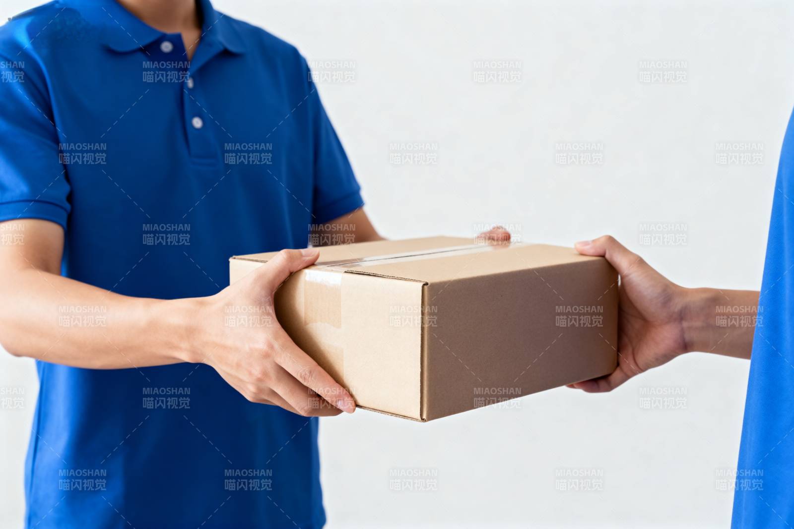 快递员递送包裹图片