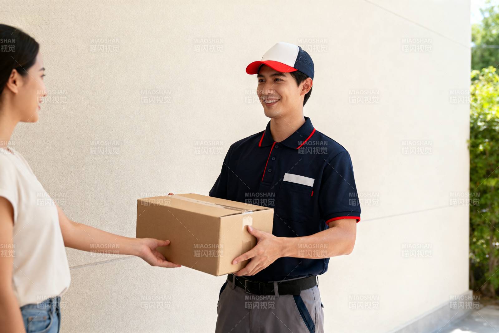 快递员送货上门图片