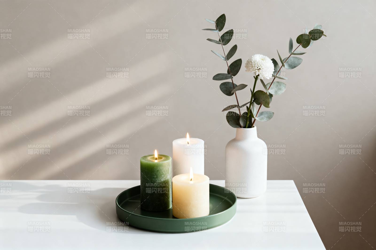 静谧烛光与绿植图片