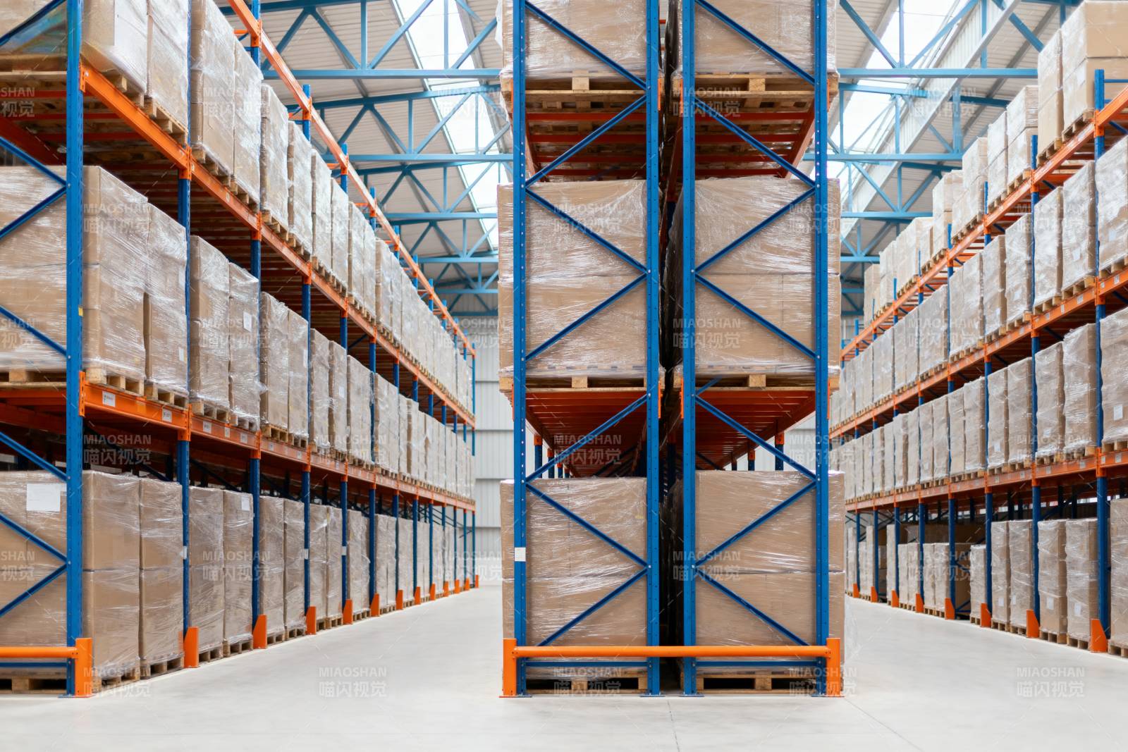 仓库货架整齐排列图片
