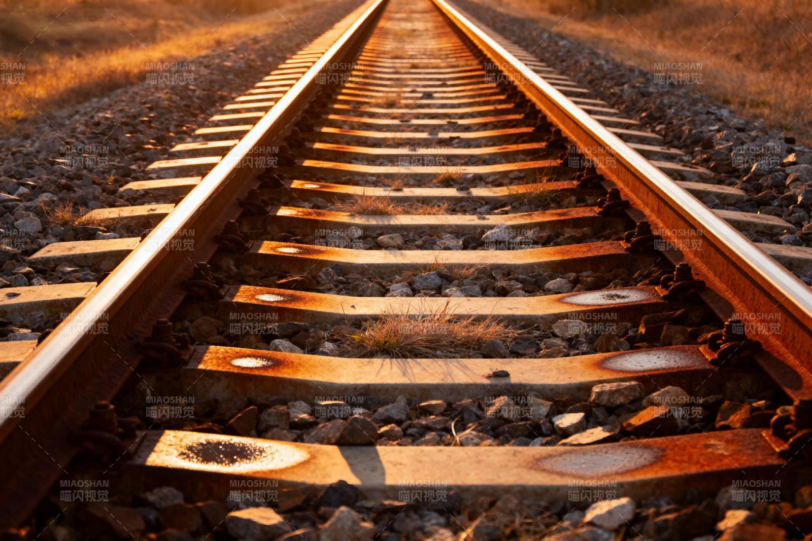 铁轨延伸至远方图片