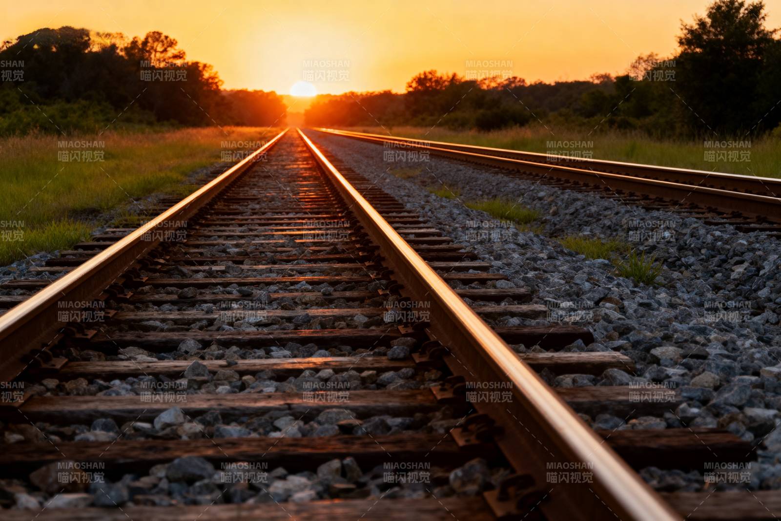 铁轨尽头的夕阳图片