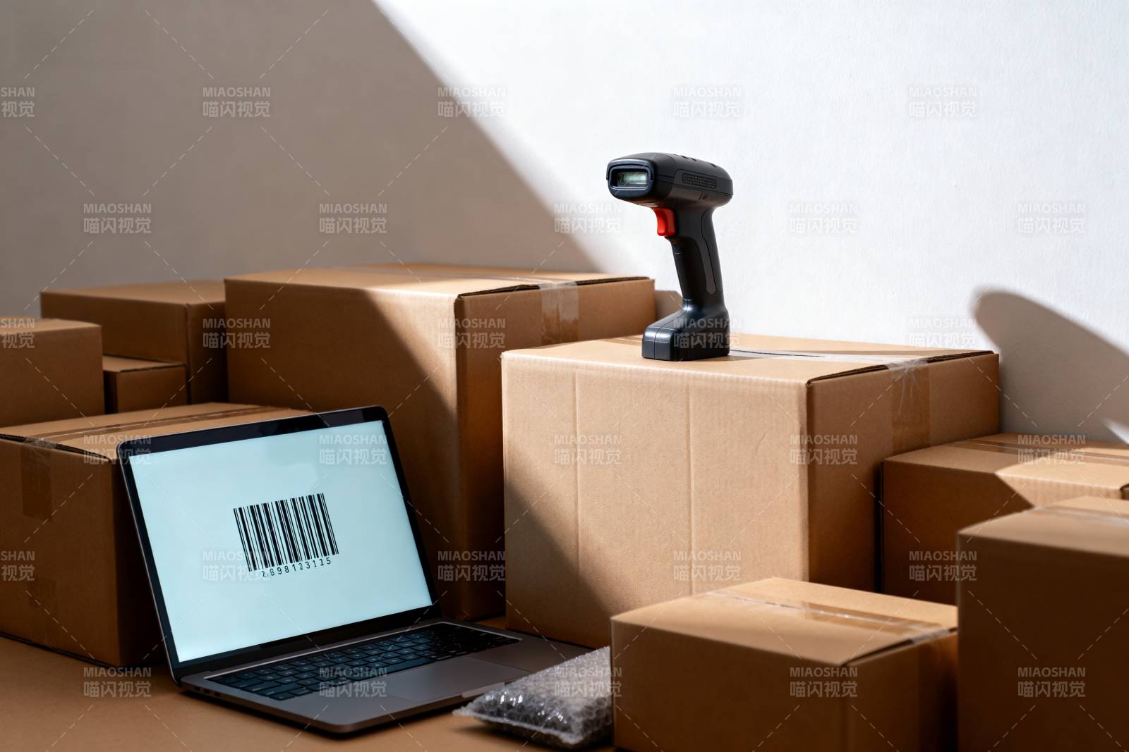 扫码发货 高效物流图片