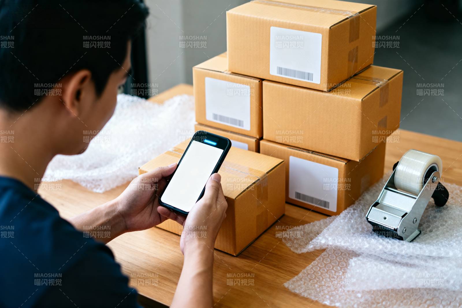 快递打包扫码图片