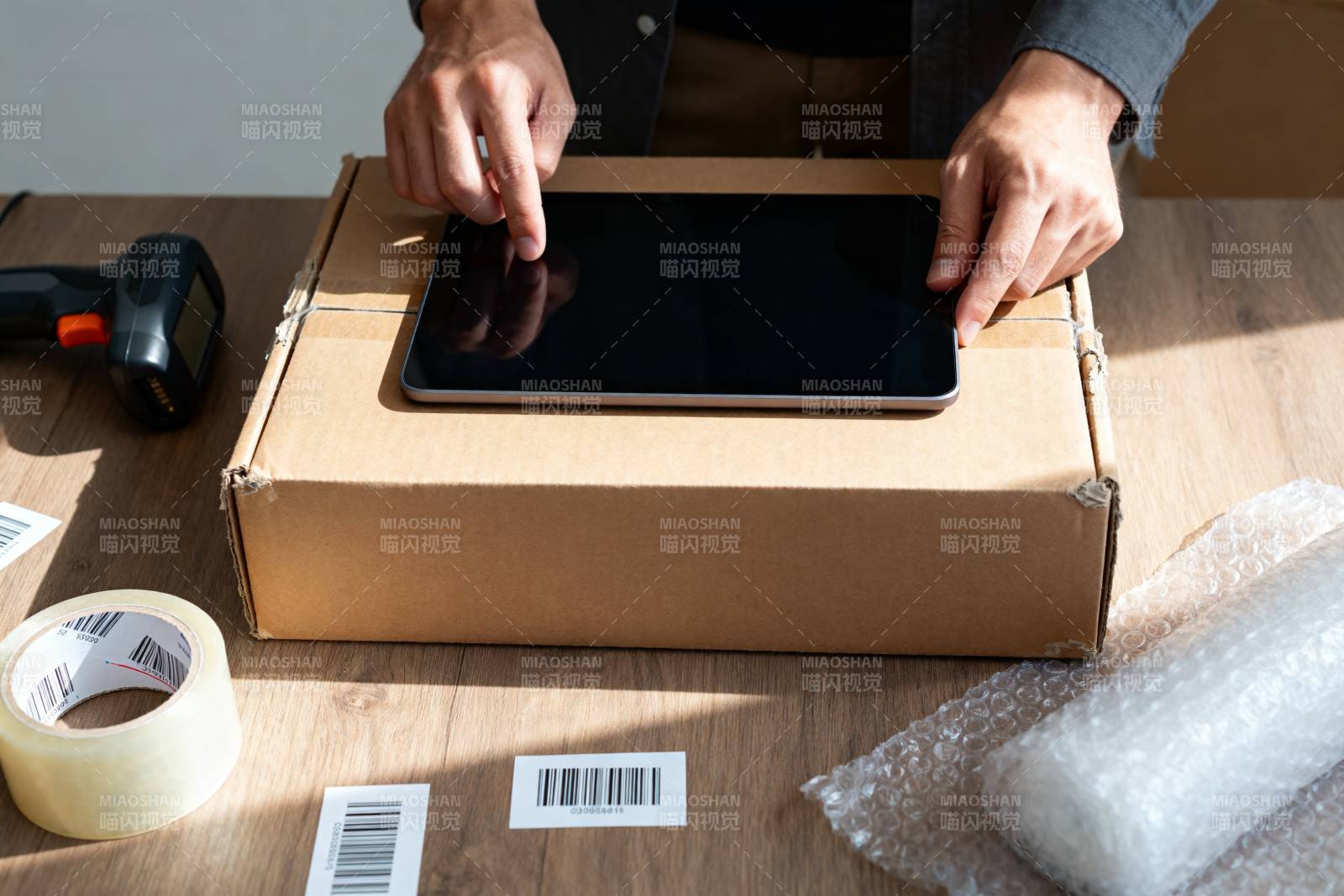 平板装箱准备发货图片