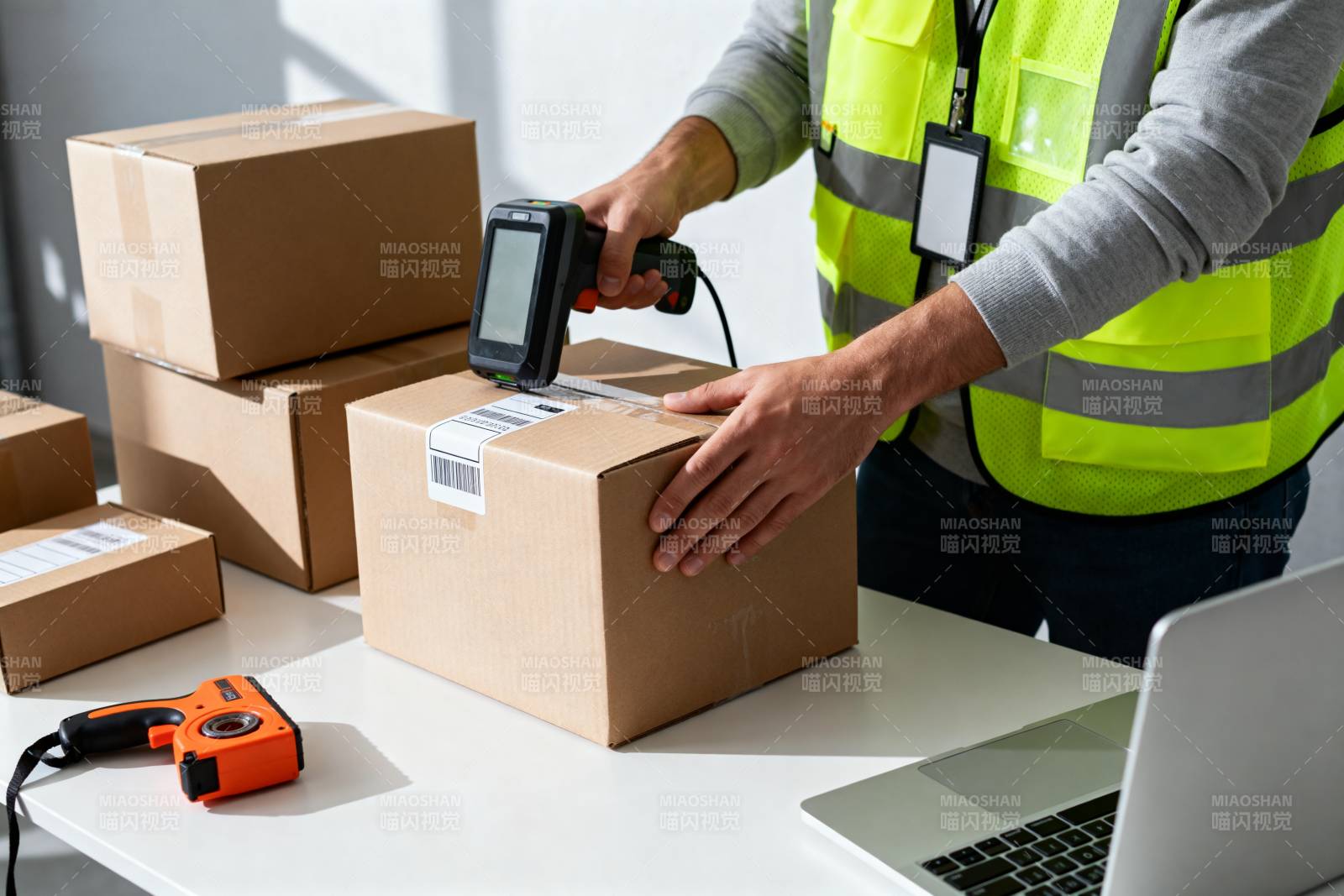 快递员扫描包裹图片
