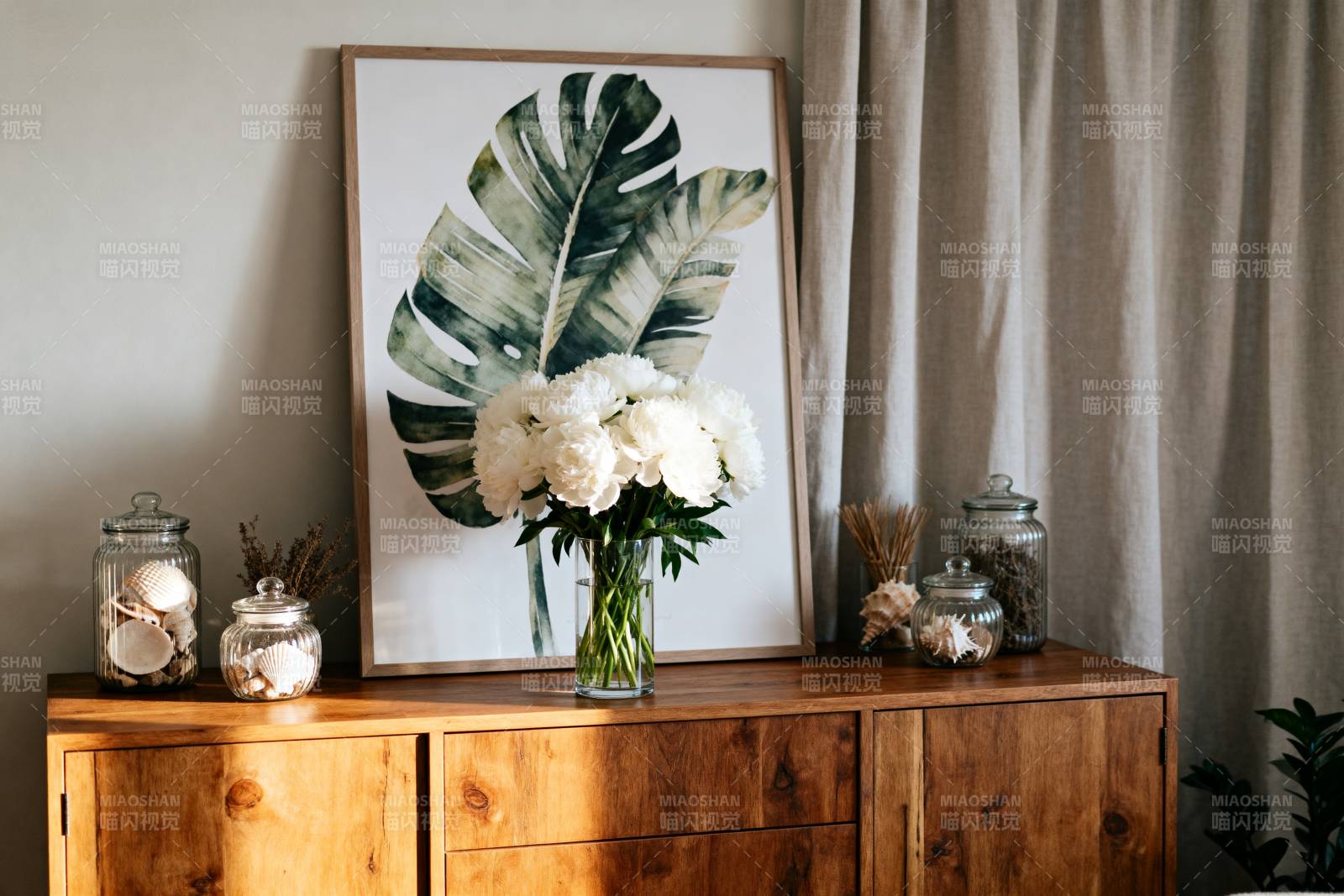 绿叶白花木柜装饰图片