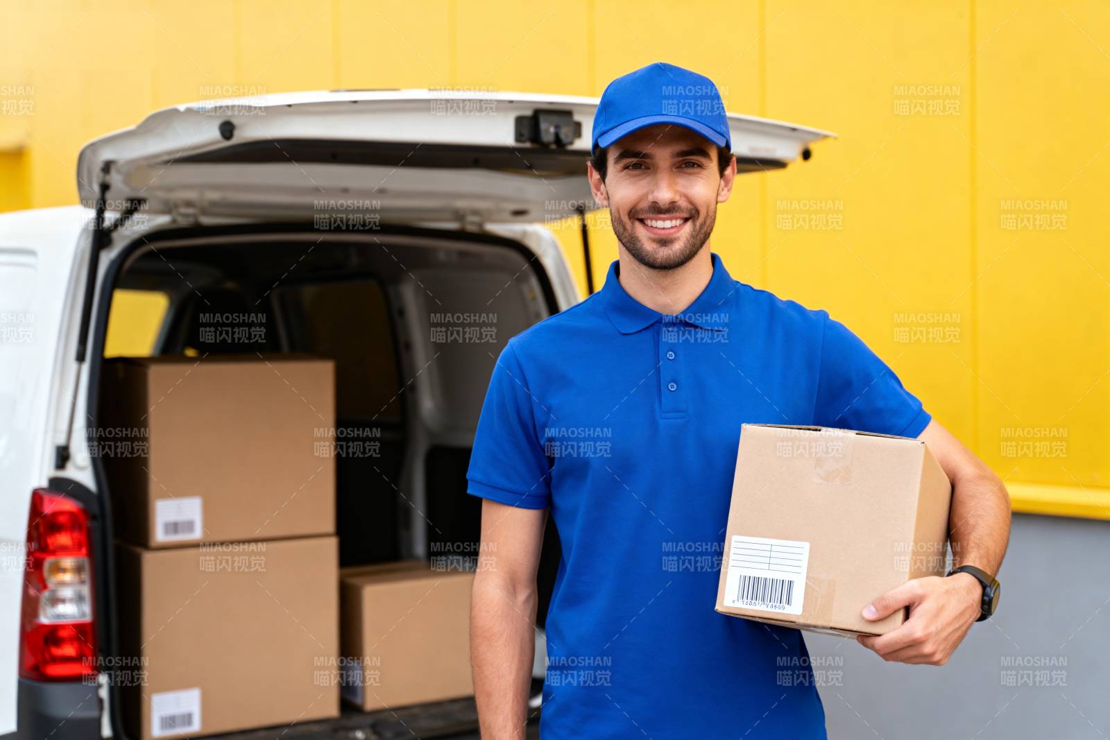 快递员微笑递包裹图片