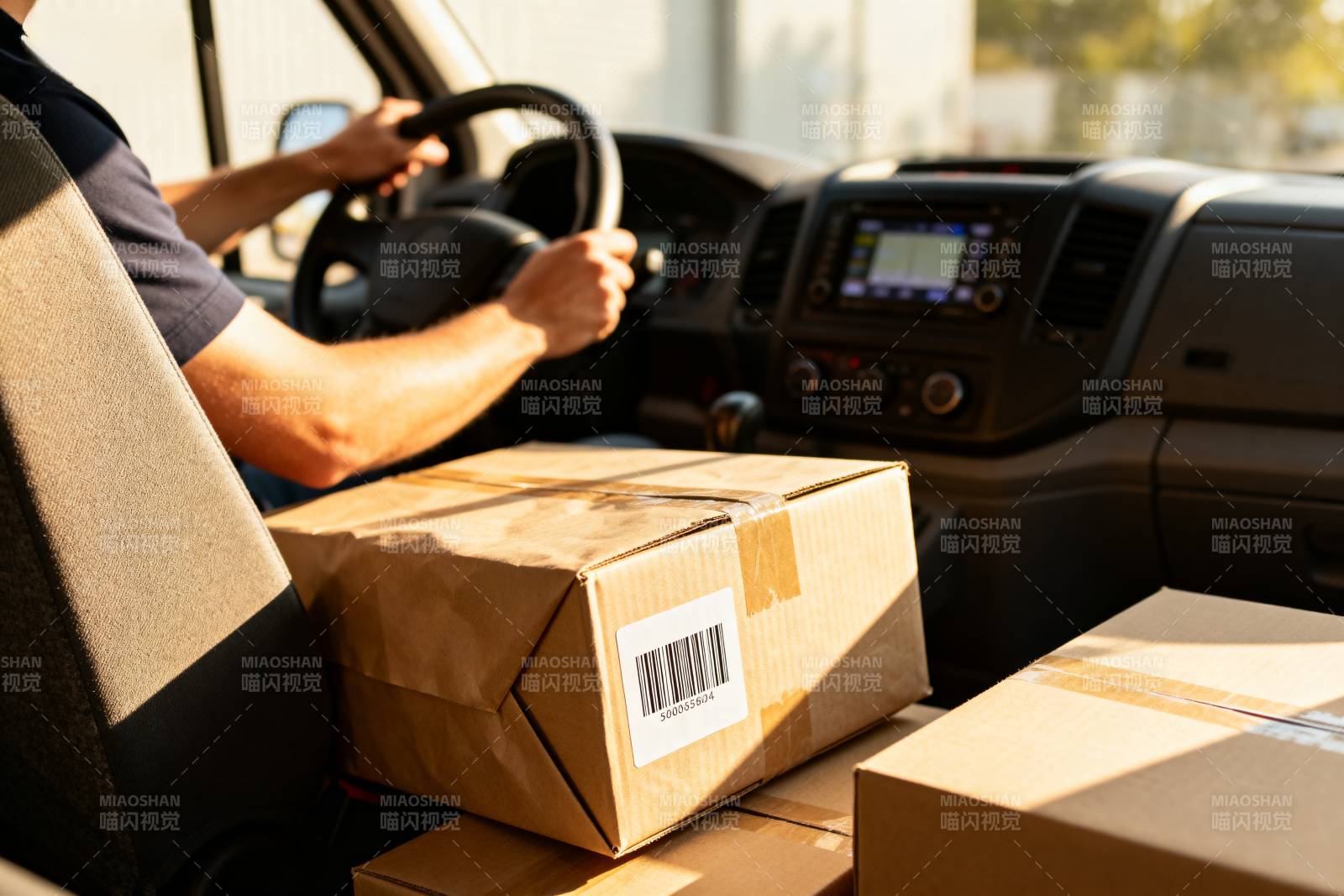快递员驾驶送包裹图片