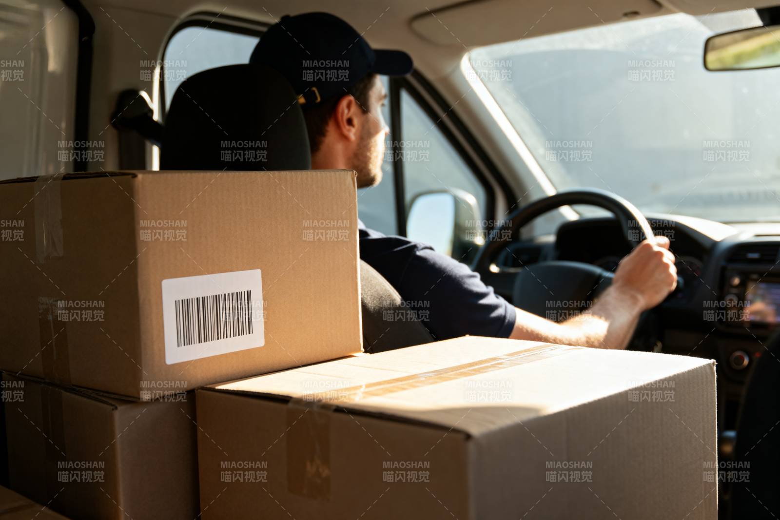 快递员驾驶送包裹图片