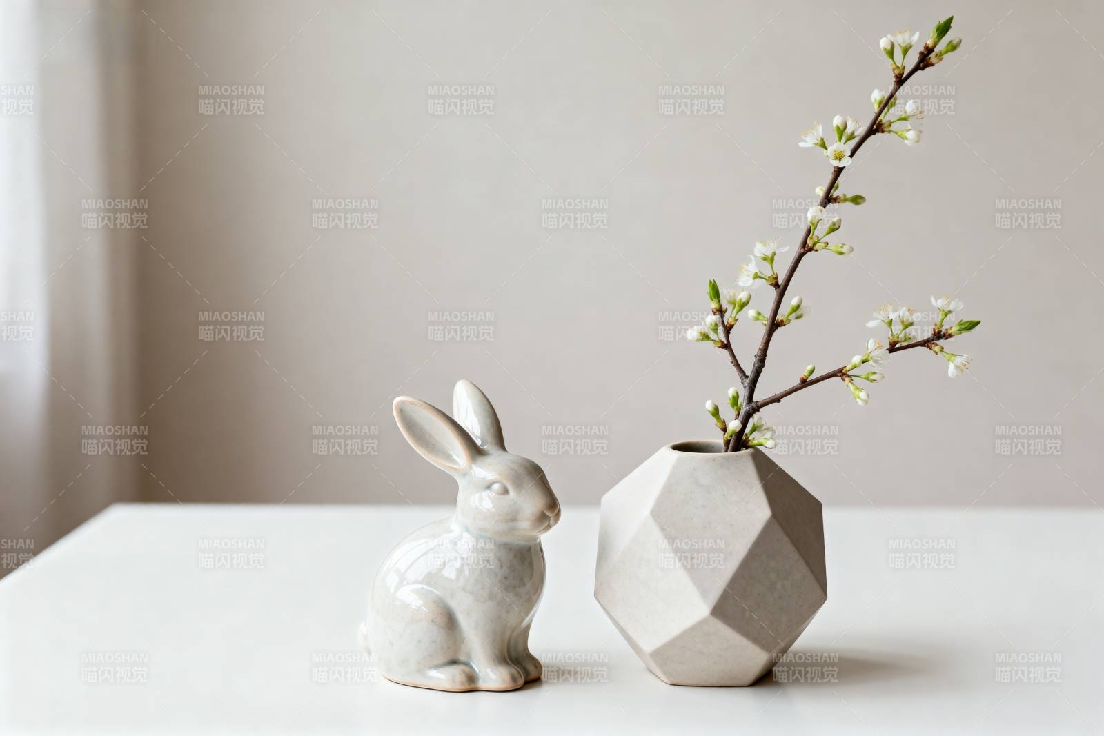 兔与花枝静谧相伴图片