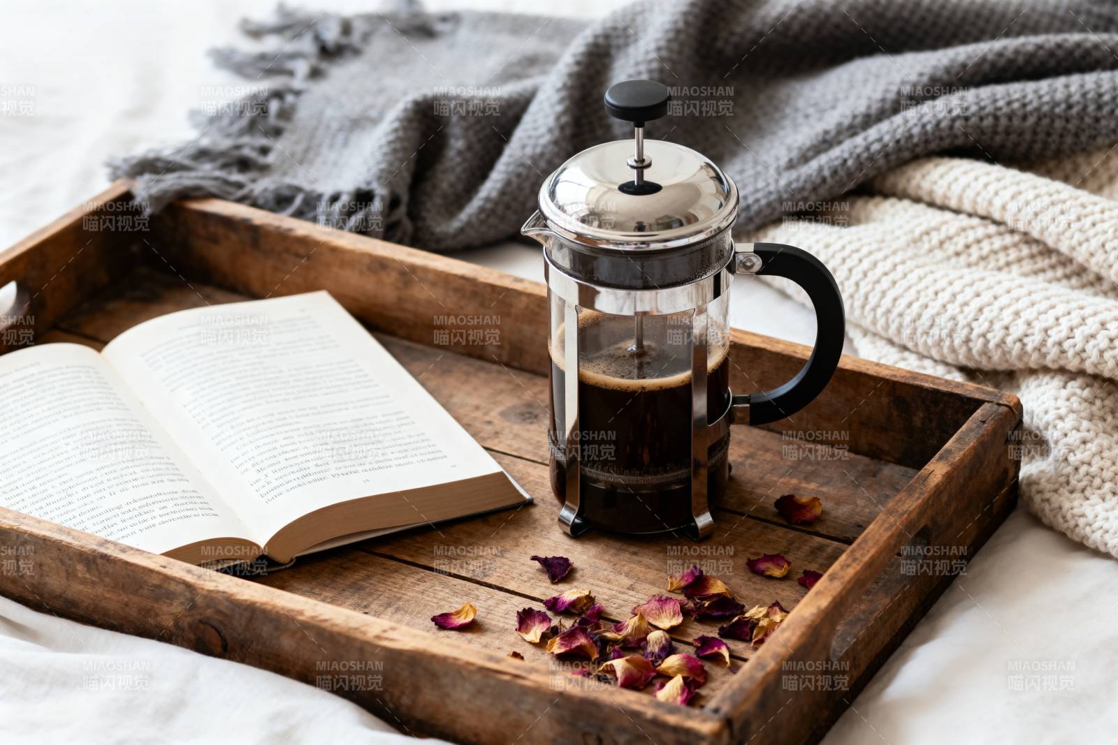 书与咖啡的静谧时光图片