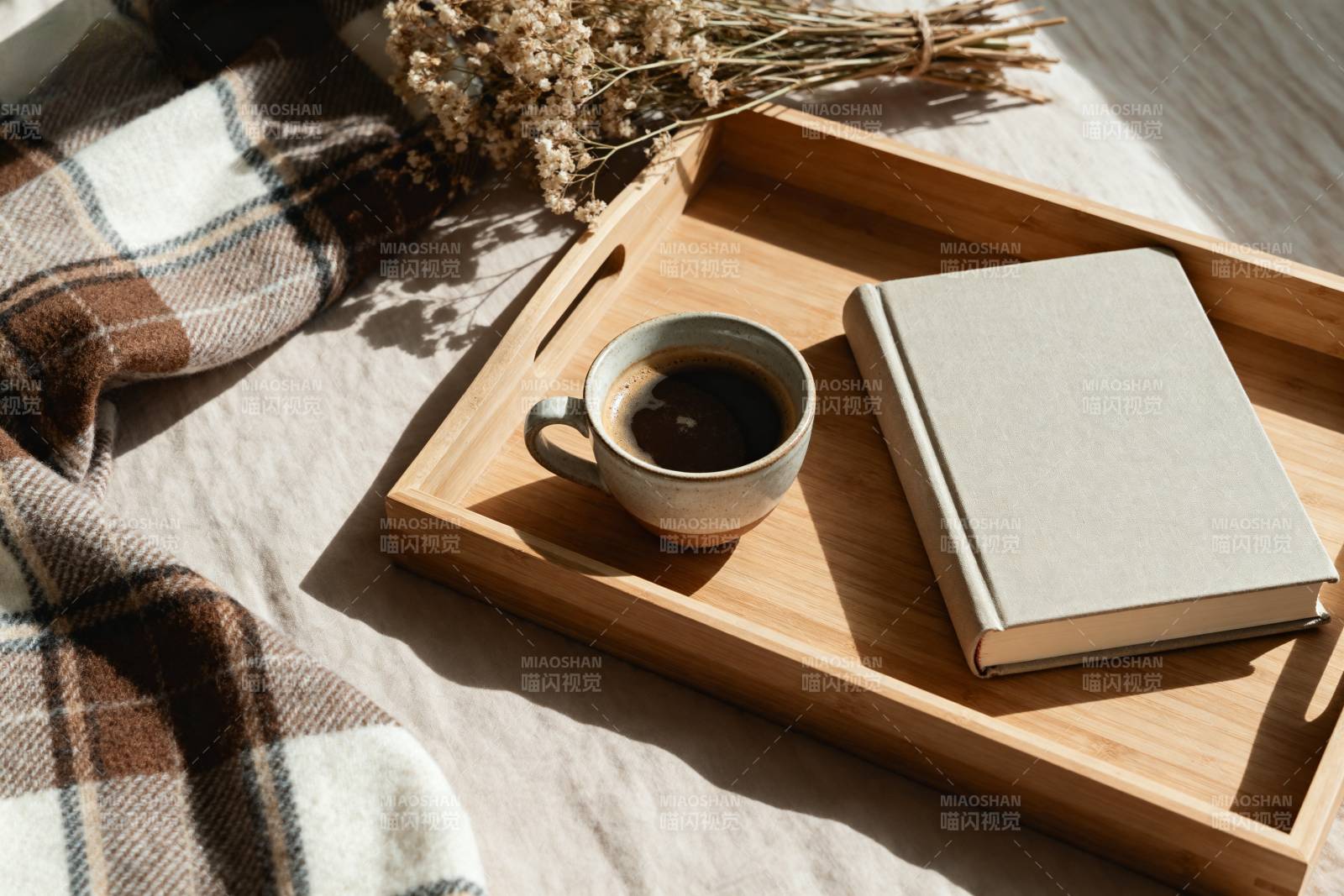 午后书香与咖啡图片